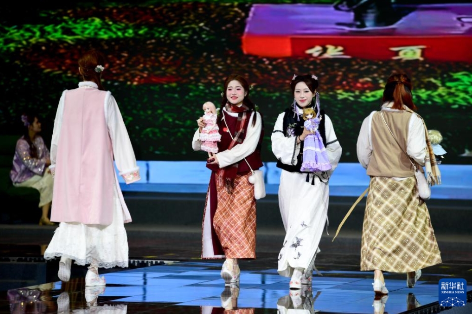 山東省曹県で2025年秋冬シーズン漢服新作発表会