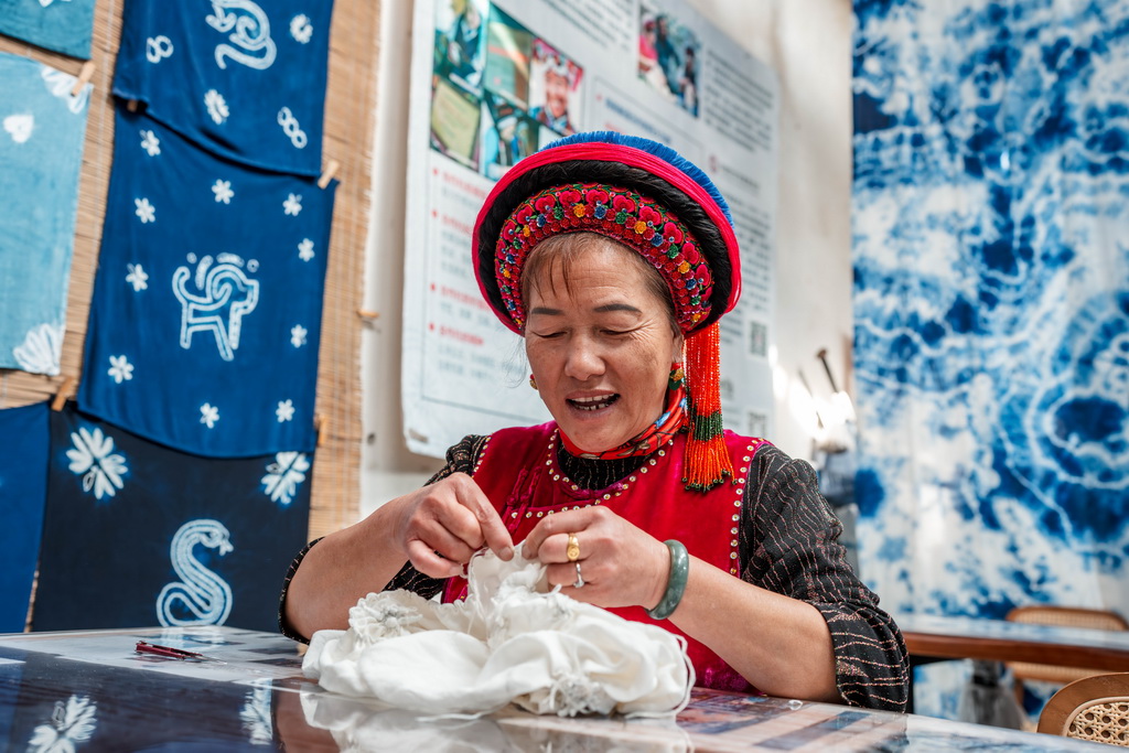 指先から生まれる青色と白色のハーモニー・白族扎染　雲南省