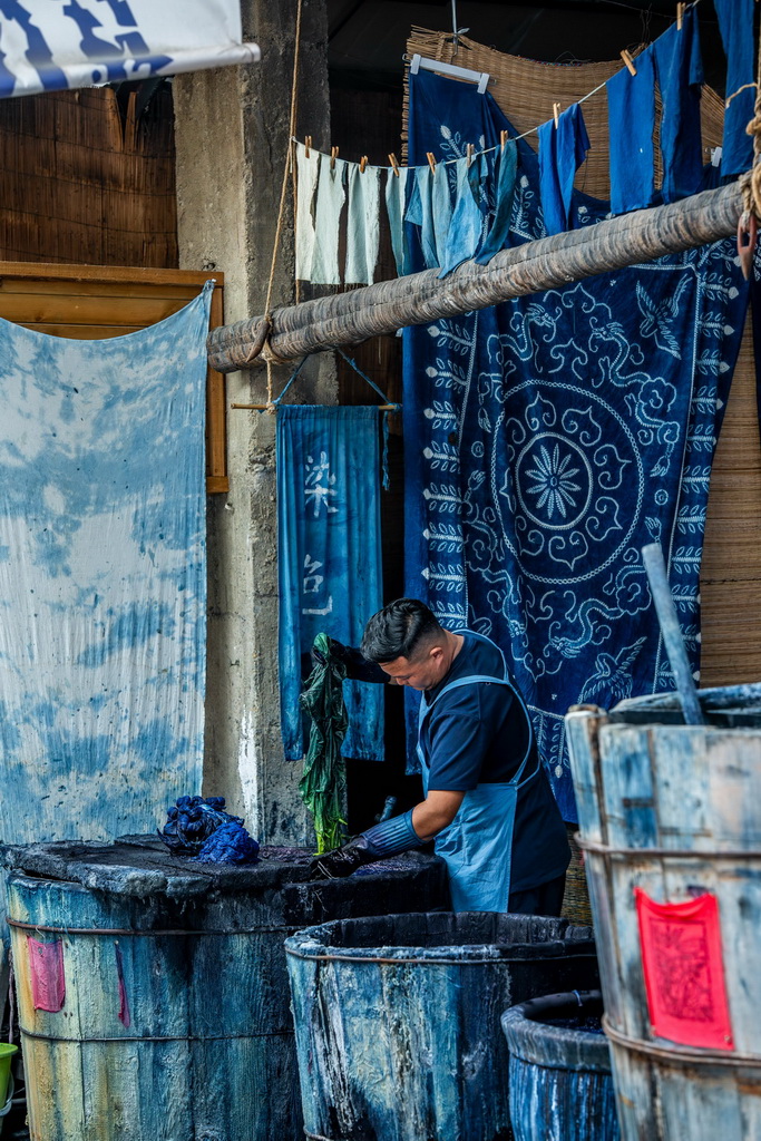 指先から生まれる青色と白色のハーモニー・白族扎染　雲南省