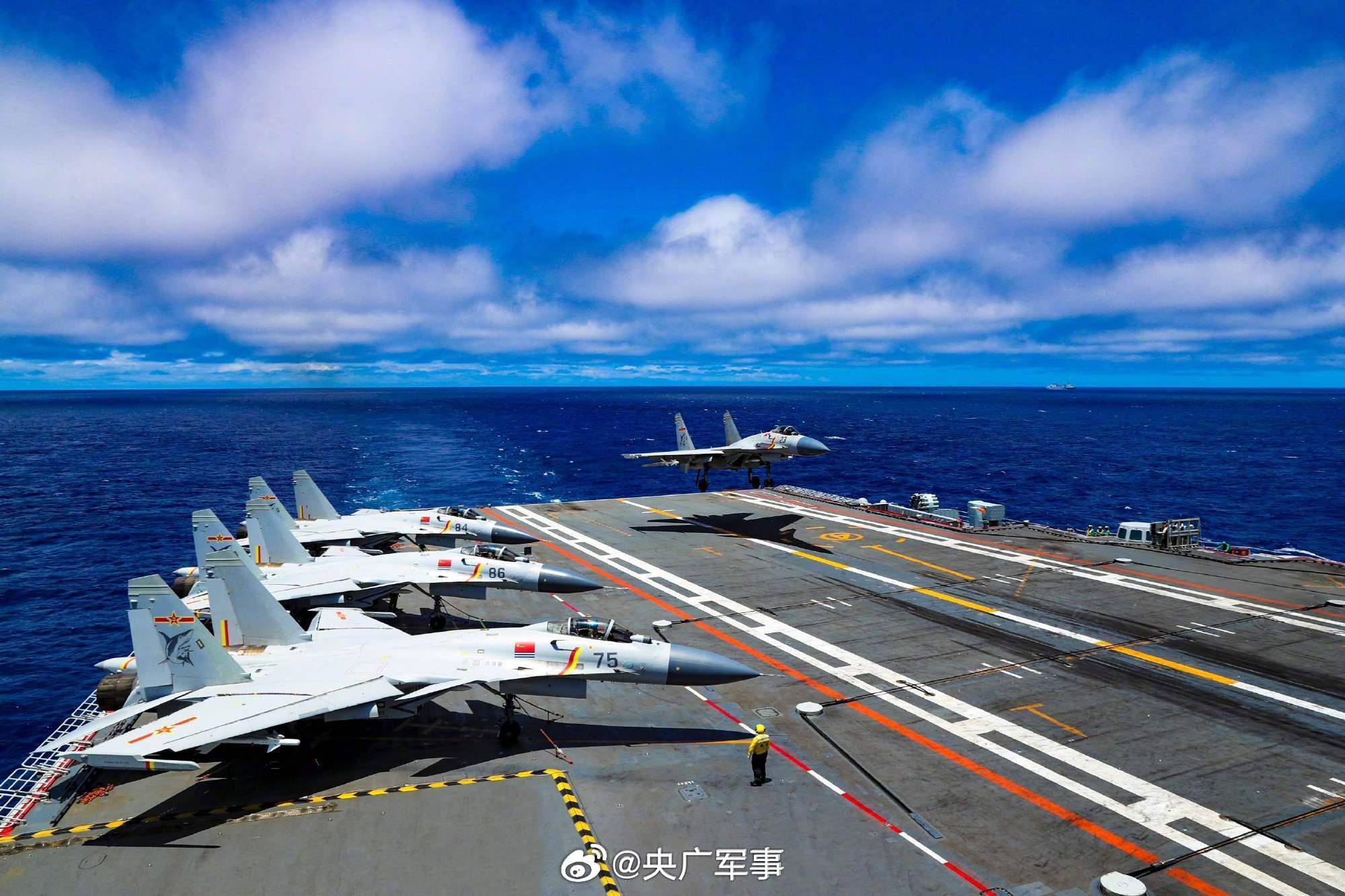 空母「遼寧」での艦載機「殲-15」の発着艦成功から13年