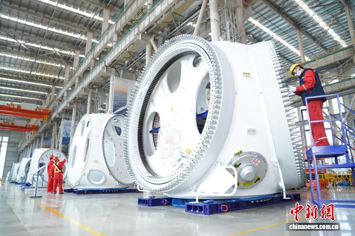 活況を呈する風力発電機のローター軸生産 河北省秦皇島