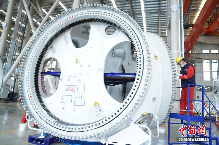 活況を呈する風力発電機のローター軸生産　河北省秦皇島