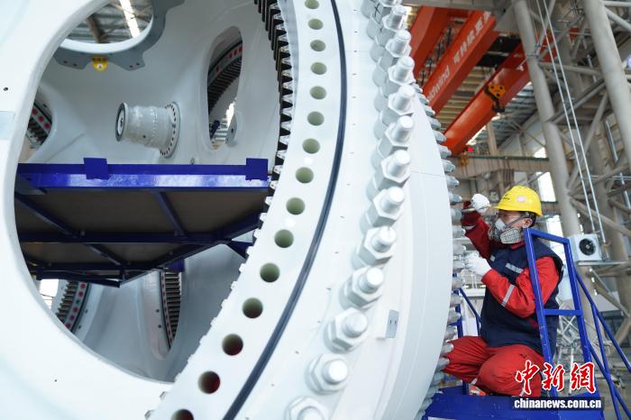 活況を呈する風力発電機のローター軸生産　河北省秦皇島