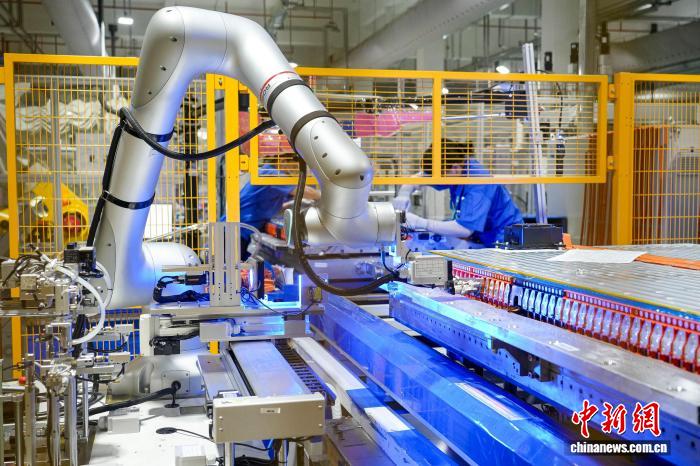 南寧弗迪電池有限公司の生産ラインで、フレキシブルに動き、正確に作業を行うロボットアーム。撮影:黄維業