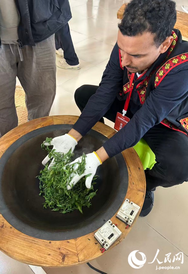 釜炒りによる製茶体験を楽しむ様子（撮影・玄番登史江）。