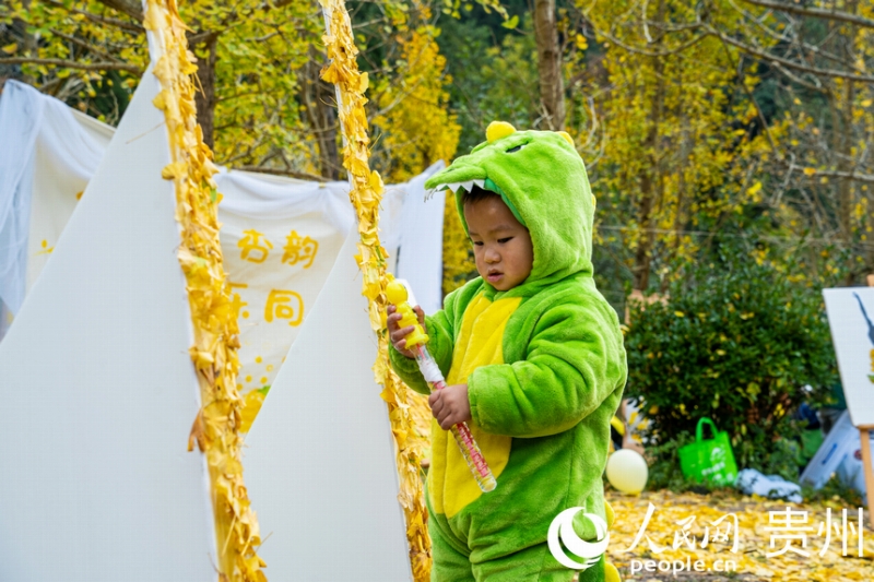 遠足に来た児童らで賑わう妥楽村。撮影・陽茜