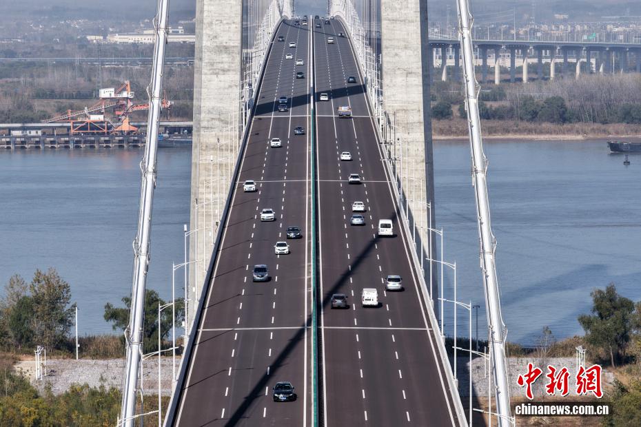 長江下流の新たな渡江ルートとなる南京新生圩長江大橋が完成・開通　江蘇省