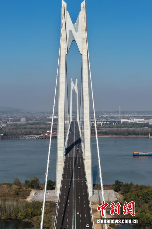 長江下流の新たな渡江ルートとなる南京新生圩長江大橋が完成・開通　江蘇省