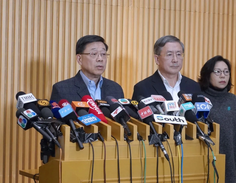 11月27日、政府総部の記者会見で最新状況を説明する香港特区の李家超行政長官(左)。撮影・許朗軒