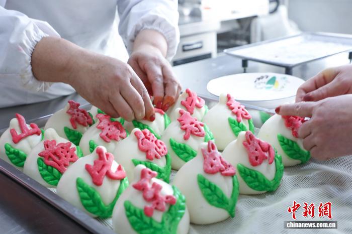 伝統菓子で村民を豊かに　青海省西寧