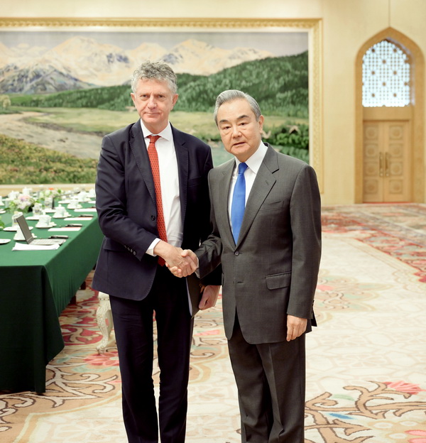 王毅氏がパウエル英首相補佐官と会談