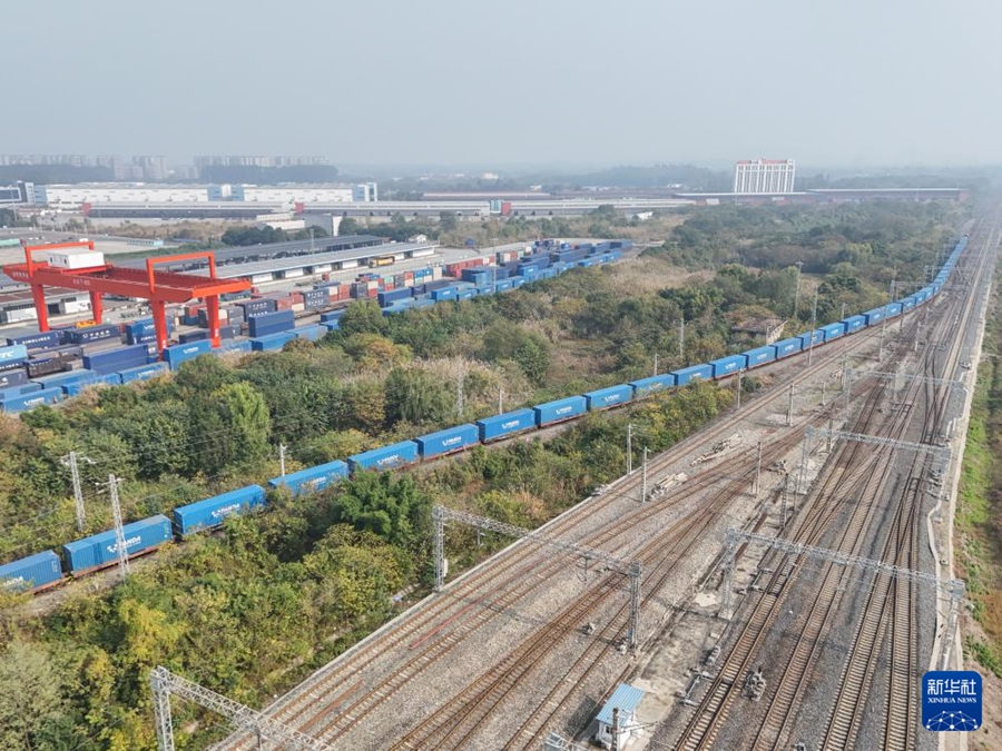 国際定期貨物列車「中欧班列」の累計運行本数が12万本を突破