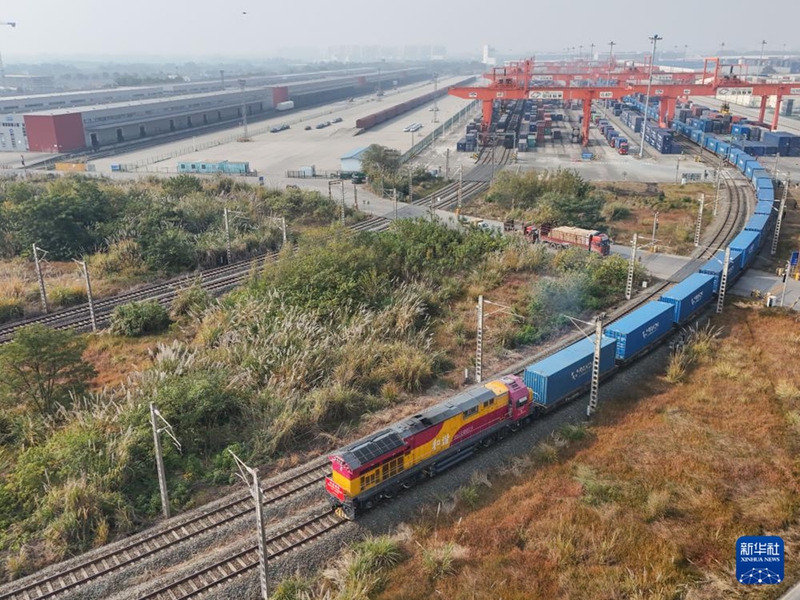 国際定期貨物列車「中欧班列」の累計運行本数が12万本を突破