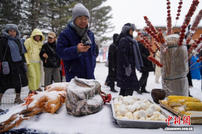 黒竜江省鉄力市の透竜景勝地で、観光客の注目を集めた市場の「冷凍」食品（11月29日撮影・趙宇航）。