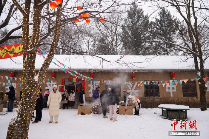 黒竜江省鉄力市の透竜景勝地に復元された1960年代から70年代の林業労働者が生活していた家屋（11月29日撮影・趙宇航）。