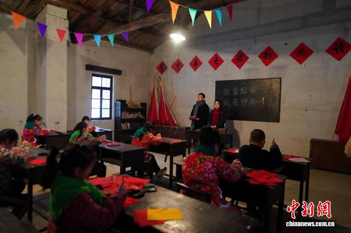 黒竜江省鉄力市の透竜景勝地の1960年代から70年代の同エリアの学校を復元した教室で、当時の授業を体験する子供たち（11月29日撮影・趙宇航）。