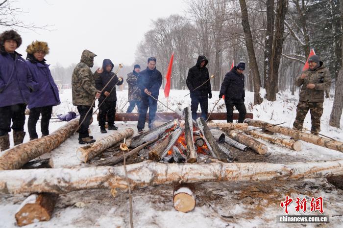 黒竜江省鉄力市の透竜景勝地で、焼き芋作りを体験する観光客（11月29日撮影・趙宇航）。