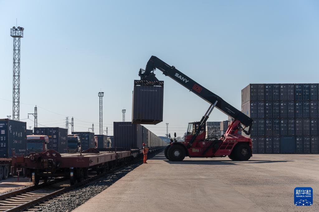 ラオス産タピオカ粉が初の専用貨物列車による中国への輸送を実現