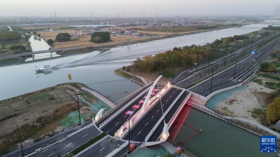 旋回式可動橋「三灶港橋」が完成　上海