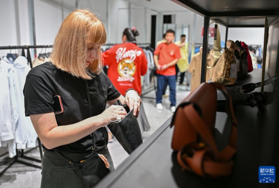 海南三亜国際免税城でショッピングを楽しむ買物客(11月30日撮影・郭程)。