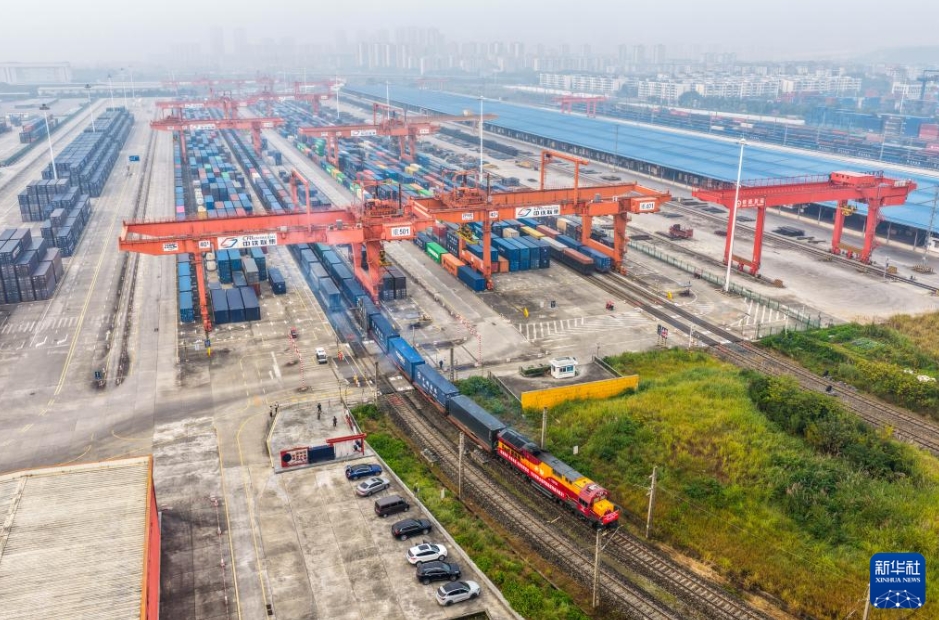 重慶団結村中心駅から定刻通りに出発した、重慶—ブダペスト間の全区間を定時運行する「中欧班列」(11月30日、ドローンによる撮影・唐奕)。