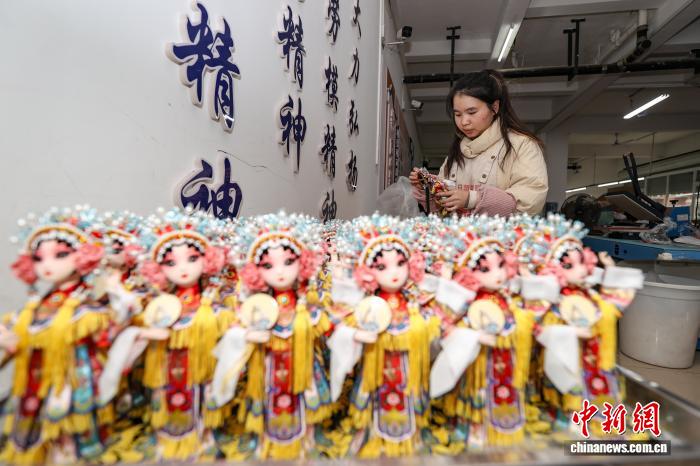 貴州省恵水県で作られている「中国版バービー人形」