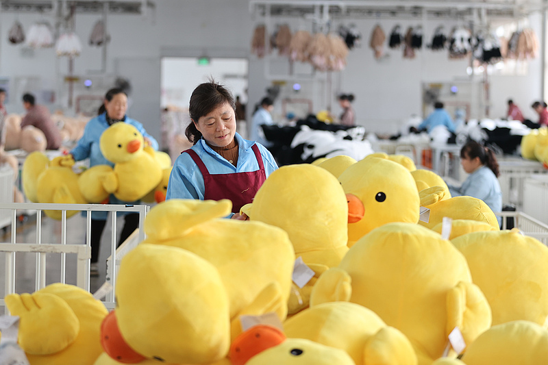 玩具輸出が新年の商機を迎え、欧米市場向け生産に勤しむ工場　江蘇省連雲港