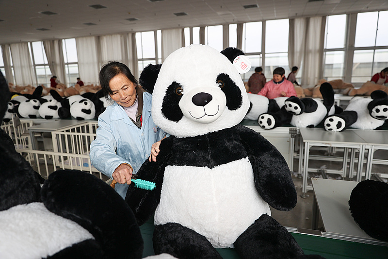 玩具輸出が新年の商機を迎え、欧米市場向け生産に勤しむ工場　江蘇省連雲港