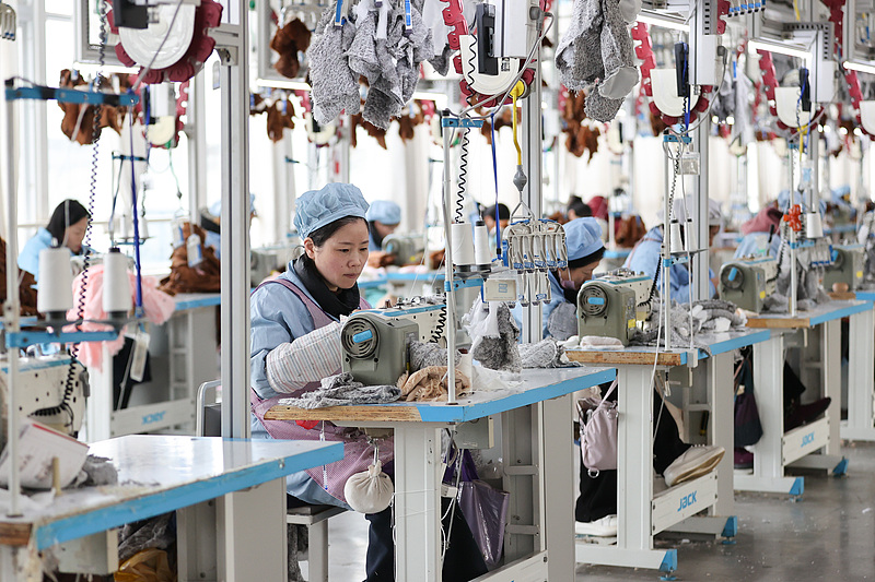 玩具輸出が新年の商機を迎え、欧米市場向け生産に勤しむ工場　江蘇省連雲港