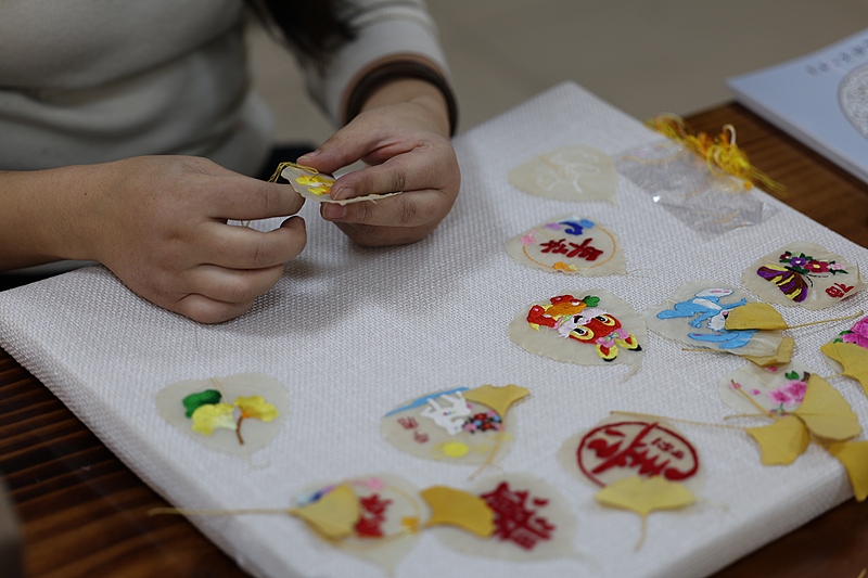 美術教師が落ち葉に彫刻、千年銀杏の葉に新たな息吹　山東省日照市