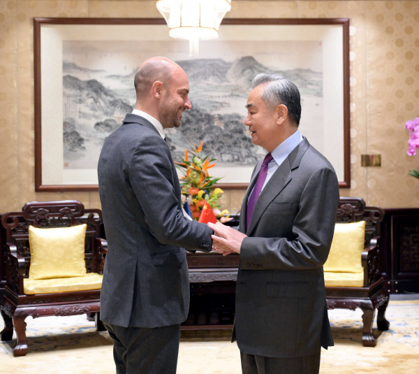 中仏外相が会談