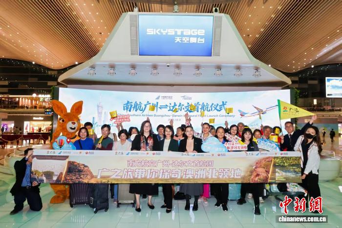 12月3日夜、広州白雲国際空港に集合し、中国南方航空が新たに開設した広州-オーストラリア・ダーウィン直行便路線の初便に搭乗する団体ツアー客。(写真提供・広之旅)