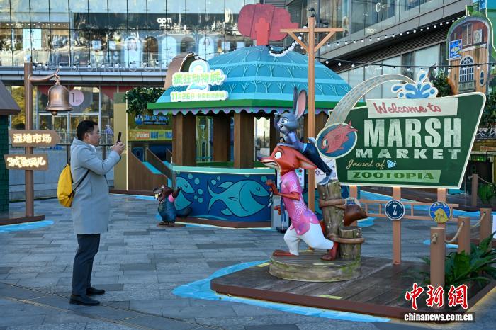 市民を魅了する「ズートピア2」のインスタレーション　雲南省昆明