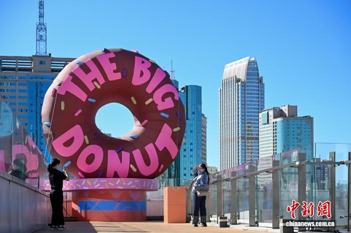 市民を魅了する「ズートピア2」のインスタレーション　雲南省昆明