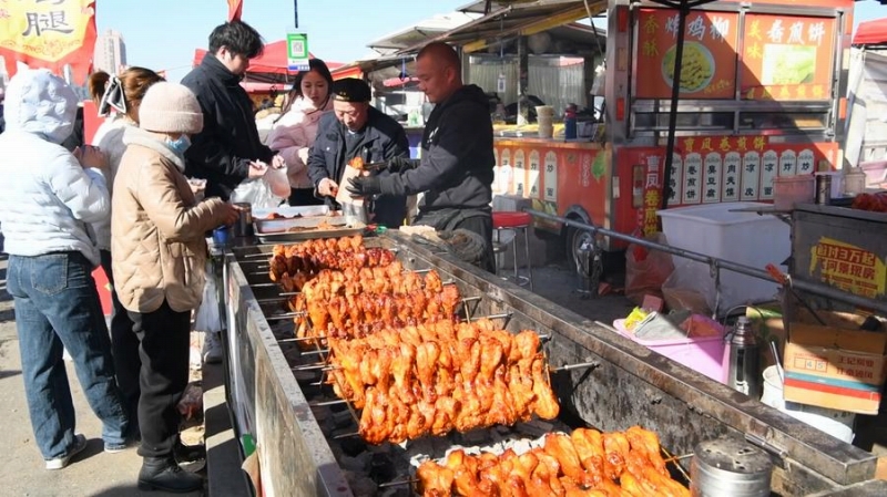 曹洼大集でグルメを買い求める観光客。