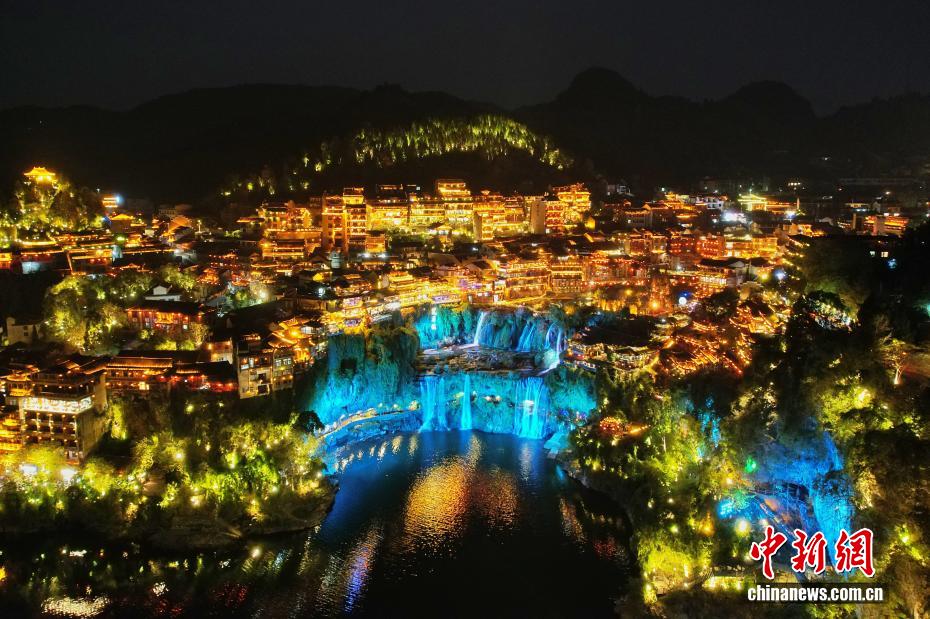 滝が貫く古鎮の煌めく夜景　湖南省芙蓉鎮