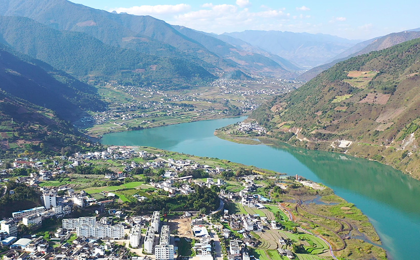 碧く美しい水をたたえる冬の瀾滄江　雲南省