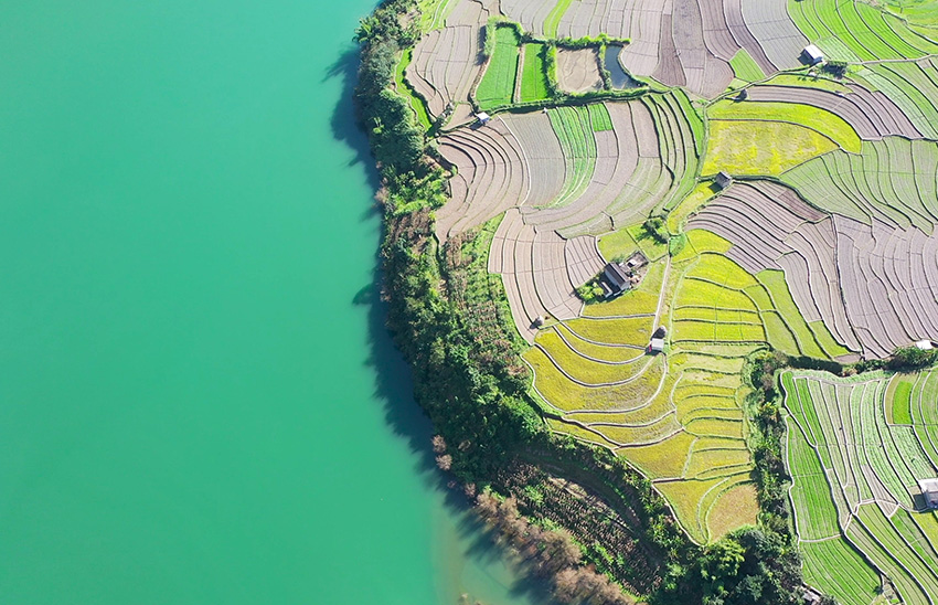 碧く美しい水をたたえる冬の瀾滄江　雲南省