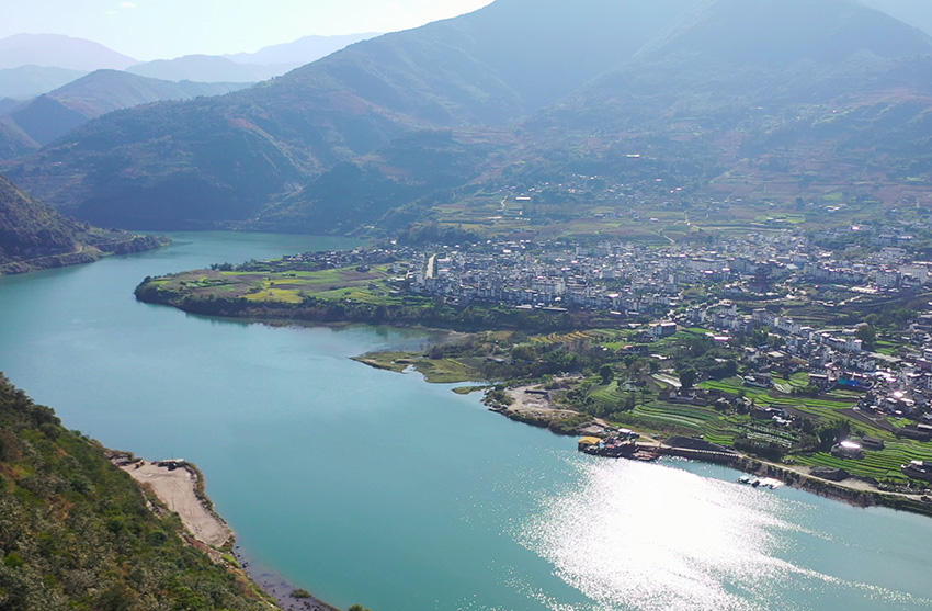 碧く美しい水をたたえる冬の瀾滄江　雲南省