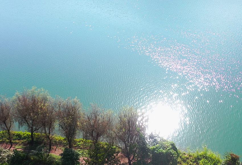 碧く美しい水をたたえる冬の瀾滄江　雲南省