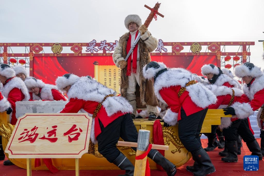 氷雪シーズン迎えた哈爾浜で採氷フェスティバル　黒竜江省哈爾浜市