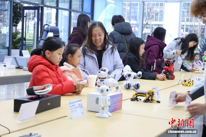 12月7日、山東省済南市「未来予見」ロボット6Sセンターで、多くの子供たちの注目を集める家庭用コンパニオンロボット。撮影・孫婷婷