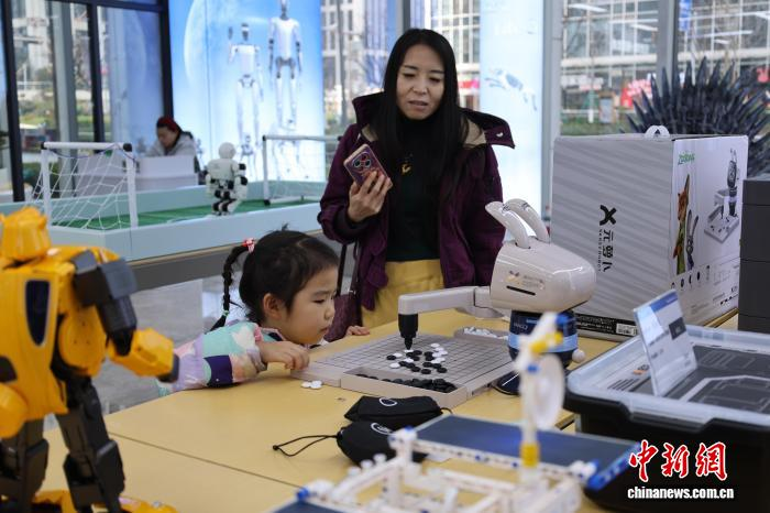 12月7日、山東省済南市「未来予見」ロボット6Sセンターで、子供と対戦する五目並べロボット。撮影・孫婷婷