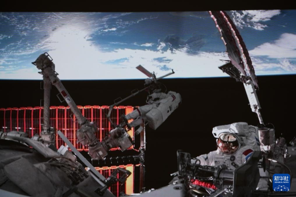 有人宇宙船「神舟21号」の宇宙飛行士、初の船外作業を無事完了