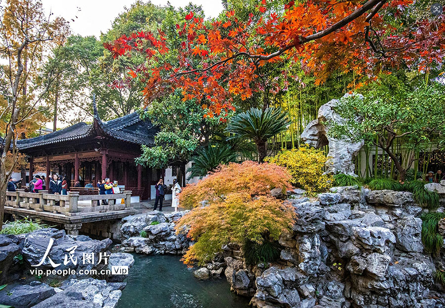来園客を迎えるカラフルな豫園　上海