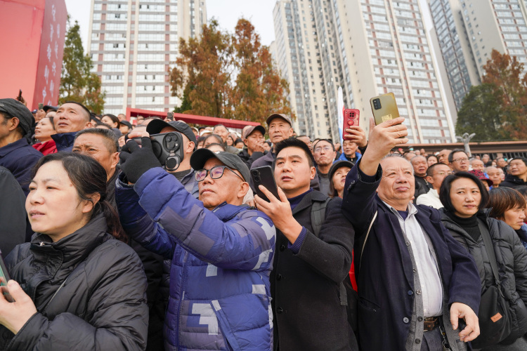 重慶万州区で長江を泳いで横断する招待選手権大会