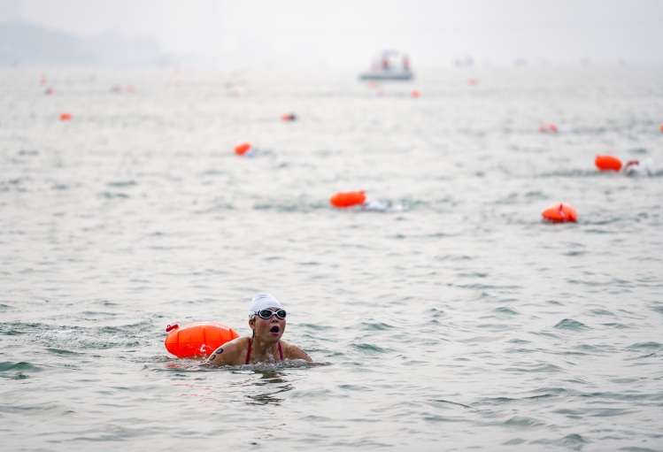 重慶万州区で長江を泳いで横断する招待選手権大会