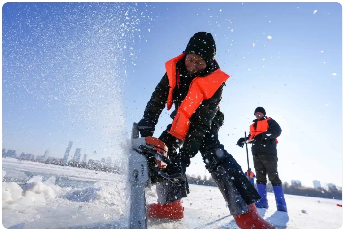 採氷作業が本格始動した哈爾浜　黒竜江省