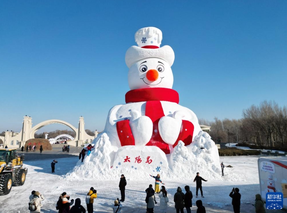 哈爾浜の太陽島雪博会に「ミスター雪だるま」が登場 黒竜江省