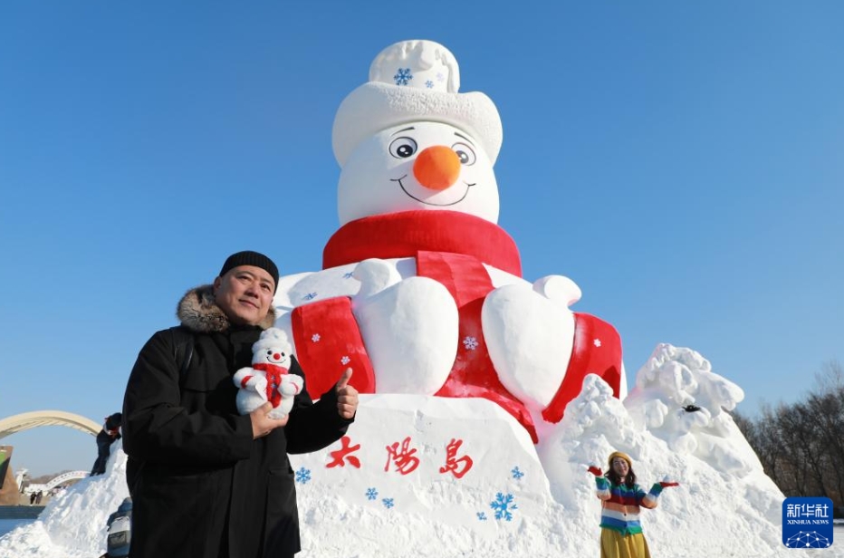 哈爾浜の太陽島雪博会に「ミスター雪だるま」が登場　黒竜江省